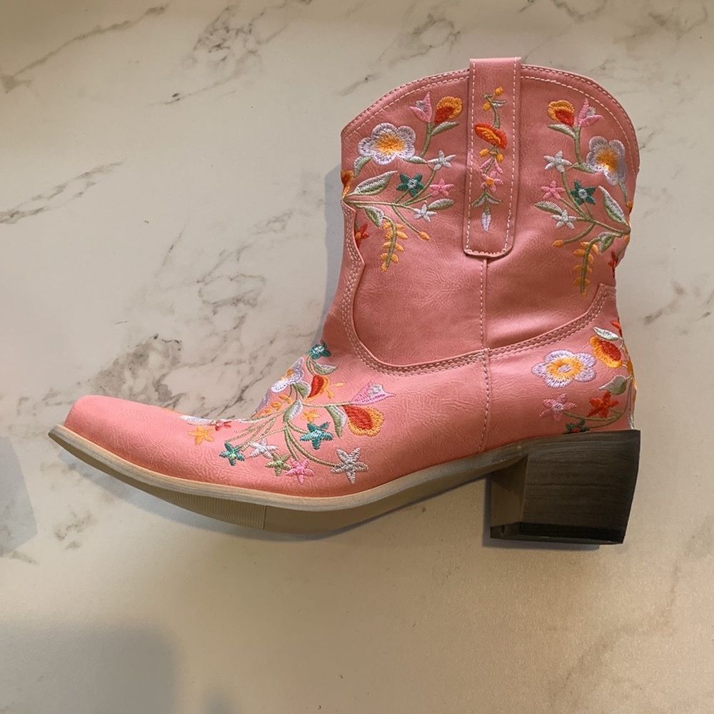 Heelchic Women’s Vintage Western Ankle Boots W/Embroidered Flowers - Picture 5 of 6